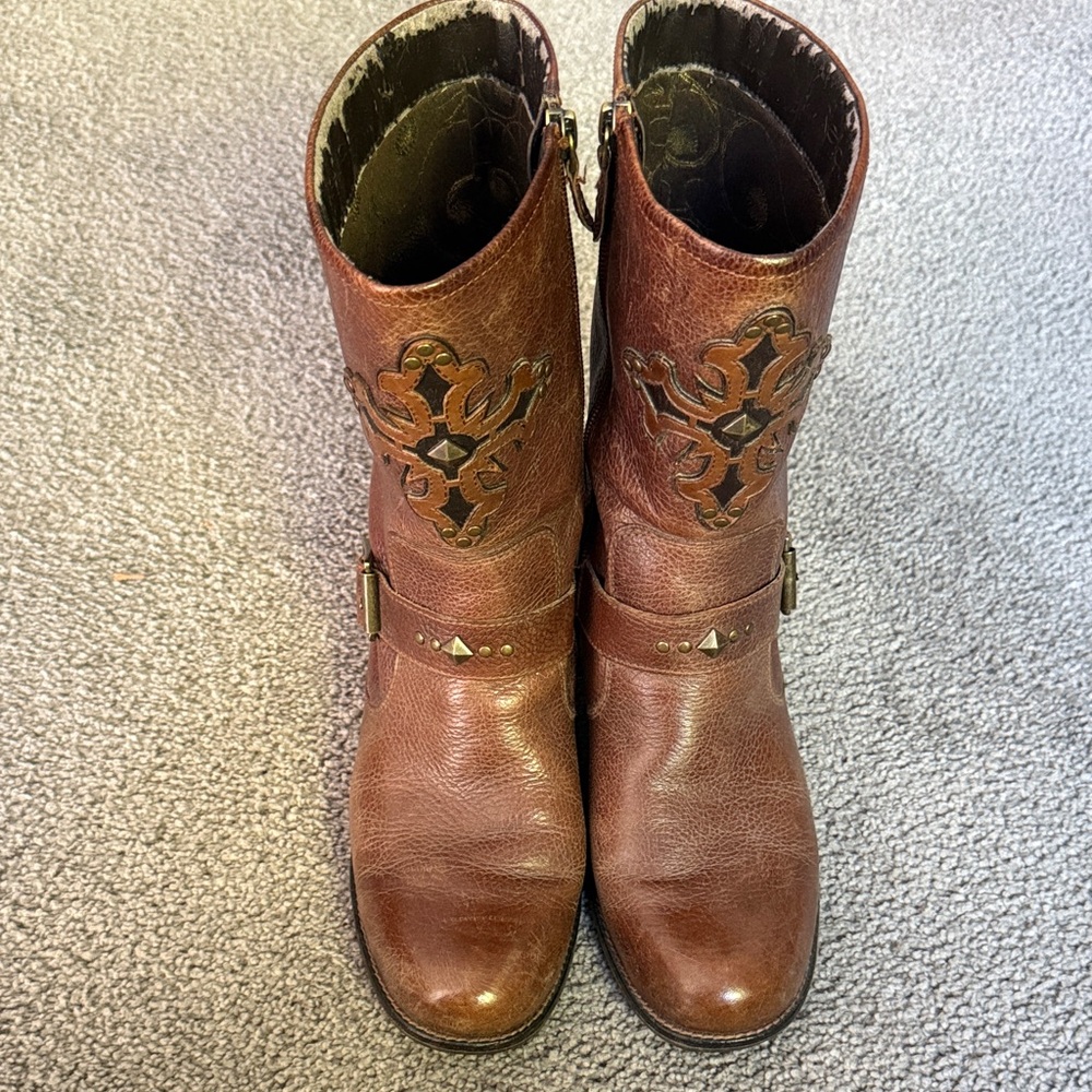 Reba McIntyre “Crest” Leather Studded Cowboy/Western Zip Side Boots. Size 7.5M
